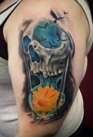 Flores pintadas en el brazo de la niña y puntas punzantes fotos de tatuajes de taro