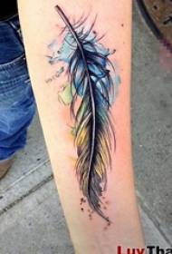 Ramię dziewczyny na czarnym nakreśleniu tatuażu piórkowym atramentowym kolorowym obrazkiem tatuażu
