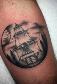 Tatuaje velero brazo del niño en negro tatuaje velero foto