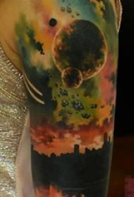 男生手臂上彩绘水彩创意落日星球风景纹身图片