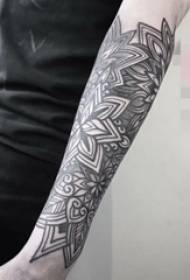 Girl's arm op swartgrys blomme armblom tattoo foto