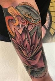 Fiú karja festett akvarell vázlat kreatív kígyó és gyönyörű virág tetoválás kép
