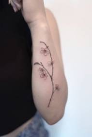 Βραχίονα του κοριτσιού σε μαύρο γκρίζο σκίτσο λογοτεχνικό μικρό φρέσκο λουλούδι εικόνα τατουάζ