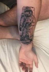 Patrón de tatuaje de astronauta astronauta masculino en imagen clásica de tatuaje de astronauta