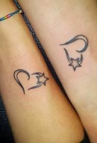Двойка ръка върху черна скица креативна форма на сърце и звезди литературни малки снимки на свежи татуировки