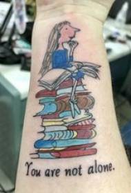 Książka z tatuażem, postać męska, postać z kreskówki i obraz tatuażu książki