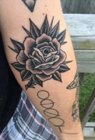 Materiał na ramię tatuaż na ramieniu chłopca na obrazie czarnej róży