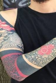 Цветна ръка татуировка мъжка ръка върху класическа снимка татуировка на ванилия цвете