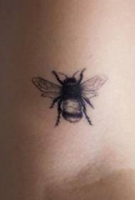 Dievča rameno na čierne pichanie technika jednoduchá línia malé zviera včely tetovanie obrázok