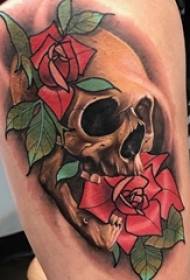 schedel bloem tattoo, mannelijke arm, squat bloem tattoo foto