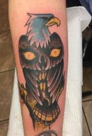 Farebné tetovanie orla mužského ramena na farebných obrázkoch tetovania orla