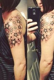 Fille de tatouage bras bras sur l'image de tatouage étoiles