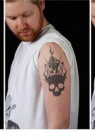 Berniuko ranka ant juodos kontūrinės elektroninės tatuiruotės nuotraukos