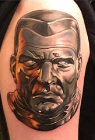 Tatuaje de retrato de personaxe brazo estudante masculino en tatuaje gris negro tatuaje de retrato de personaje patrón clásico