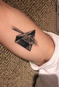 Jungen-Arme auf schwarzer grauer Skizze stechen Spitzen literarisches Diamond Tattoo Picture