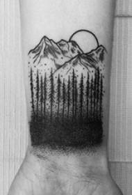 Рука школьніцы на чорным эскізе малюнкаў татуіроўкі лясных гор