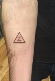 Materiał tatuażu na ramię, ręka chłopca, litery i trójkątne zdjęcia tatuażu