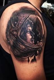 Татуировка космонавта, татуировка космонавта на руке мальчика