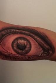 Zēna roka uz melna pelēka punkta ērkšķa ģeometriskas vienkāršas līnijas acs tetovējuma attēla