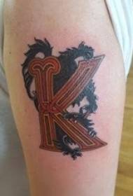 Tatuaj braț băiat băiat colorat scrisoare tatuaj scrisoare