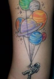 惑星と宇宙飛行士のタトゥー画像に腕のタトゥー素材の女の子の腕