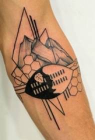 Bras d'écolier sur point gris noir épine élément géométrique ligne simple image de tatouage de montagne
