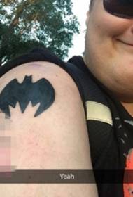 Schoolgirl Aarm op schwaarz erausfonnt Batman Ikon Tattoo Bild