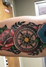 Tatuaje da brújula, fermosa tatuaxe de flores e compás no brazo do neno