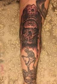 Jongen syn earm op swartgriis skets trick skull tattoo picture