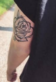 Tattoo malý růžový chlapec ruku na obrázek černé růže tetování