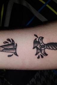 Pojan käsivarsi mustalla ja valkoisella pistomenetelmällä persoonallisuus tikari tatuointi kuva