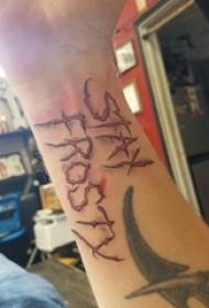 Tato Inggris sederhana kata laki-laki lengan siswa pada gambar tato kata Inggris sederhana