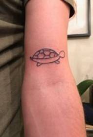 Ingalo yomfana we-turtle tattoo esithombeni esimnyama se-turtle tattoo