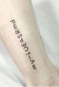 Pigens arm på sort linje minimalistisk brev tatoveringsbillede