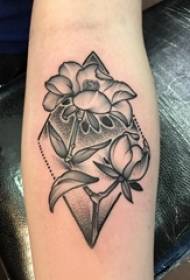 Gadis lengan pada sketsa titik abu-abu hitam keterampilan duri gambar tato bunga indah