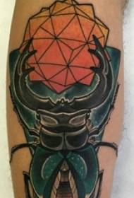 Ruka školarca oslikana gradijentom geometrijske jednostavne crte tetovaža insekta
