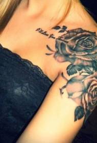 Personlig rose bogstav tatovering på armen