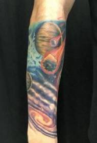 Рука маленькага касмічнага татуіроўкі на малюнку касмічнай планеты татуіроўкі