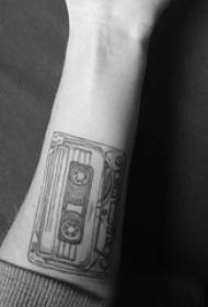 Μαύρο γκρι τατουάζ κορίτσι μαύρο γκρι τατουάζ εικόνα στο χέρι