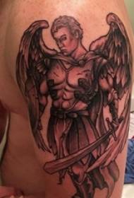Engelenvleugels tattoo materiaal jongen armen op engelenvleugels tattoo materiële foto