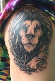 Lev glava tatoo moški študent roka lev glava tetovaža slika