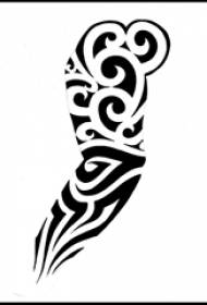 Creatieve arm op zwarte abstracte lijnen tribal totem tattoo manuscript