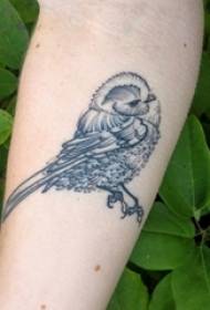 Skolnieces roka uz melnas piespraustas vienkāršas līnijas mazu dzīvnieku putnu tetovējuma attēla