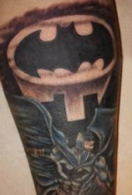 Batman tattoo jongen karakter op gekleurd karakter batman tattoo foto