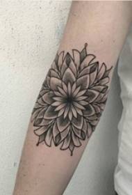 Braço de menina na foto de tatuagem criativa flor desenho preto