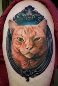 Habilidades de pintura de chicas en el brazo hermosas fotos de tatuajes de gatos y espejos