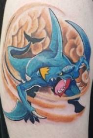 U bracciu di una ragazza di u tatuu nantu à u tatuatu di u tatuu di colori di tatuaggi