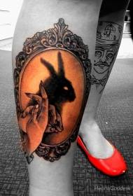 Nogi kolorowy fantastyczny tatuaż portret królika duży cień
