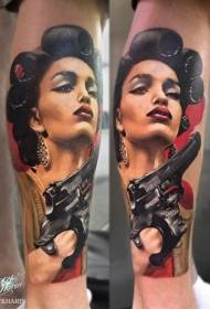권총 문신 패턴으로 다리 색 매혹적인 여자