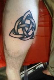 Geometryczny tatuaż męskiej cholewki na geometrycznym obrazie tatuaż czarny szary